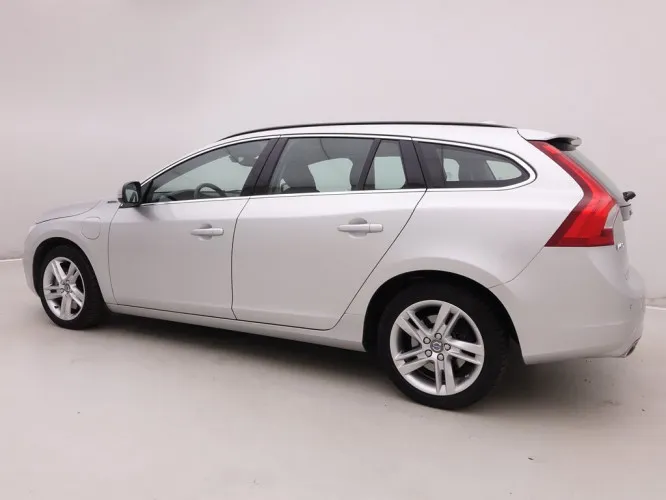 Volvo V60 2.4 D6 220 Twin Engine 48gr 4WD Momentum Professio Image 3